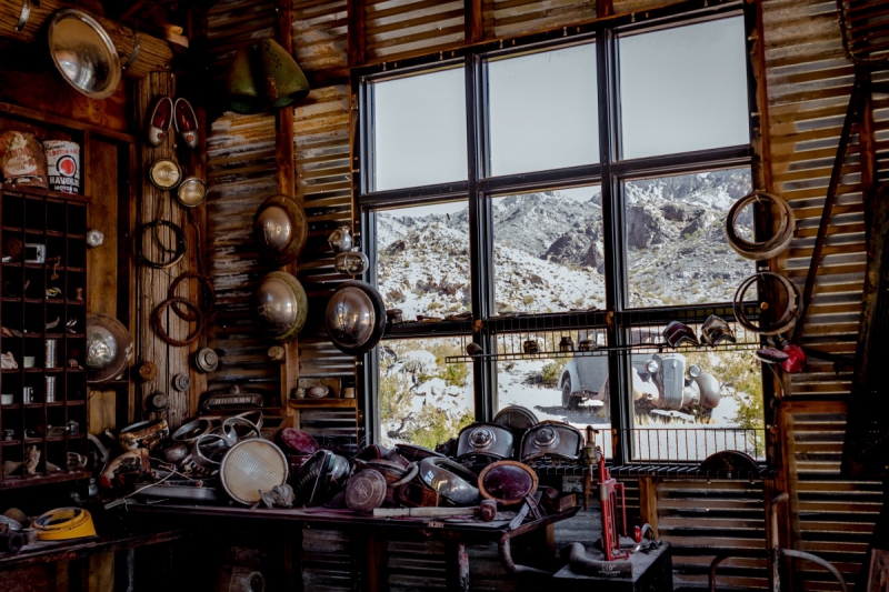 cordonnerie-CASTILLON-min_shop_window_part_junk_abandoned-138873